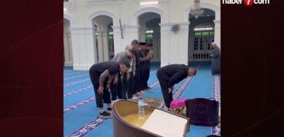 Efsane sporcu Khabib Nurmagomedov, cemaate namaz kıldırdı