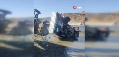 El freni açılan pikap baraja düştü: Kadın mühendis hayatını kaybetti