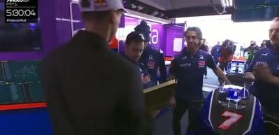 En fazla iki tane yiyin! Toprak Razgatlıoğlu yeni takımına baklava dağıttı!