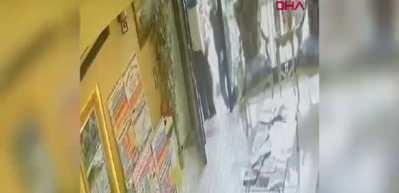 Fatih'te zehirlenme faciası: İlaçlama yapan çalışanın otele girdiği anlar!