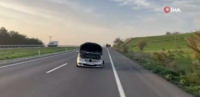 Ters yöne girip iki aracı pert etti! Kadının söyledikleri şaşkına çevirdi...