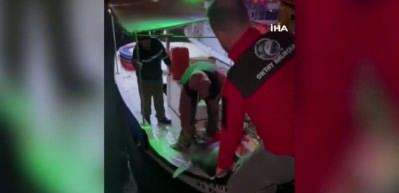 Hatay'da yakaladığı kılıç balığını 4 kişi zor taşıdı!