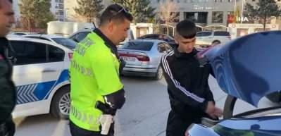 Jandarmadan kaçtı kafede kahve içerken yakayı ele verdi, basına saldırdı