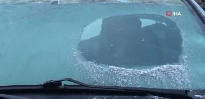 Kars eksi 13'ü gördü: Araç camları buz tuttu