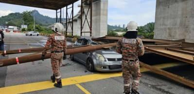 Malezya'da feci kaza: Tonlarca ağırlıktaki metal kirişlerin altında kaldı