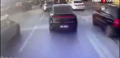 Maltepe'de motosikletin önündeki otomobile çarpması kamerada