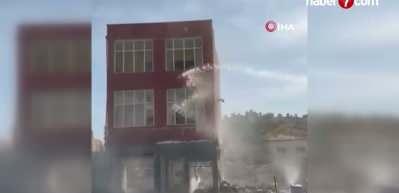Mersin’de 2 katlı bina titreşimle yıkıldı