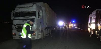 Otomobil tırın altına girdi! Karı-koca olay yerinde can verdi