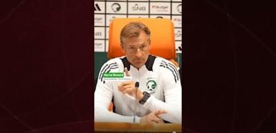 Fransız teknik direktör, ezan okunduğu sırada basın toplantısına ara verdi