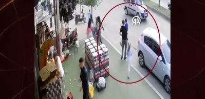 Yürekleri ağza getiren kaza! Kural tanımaz forklift sürücüsü dehşet saçtı! 