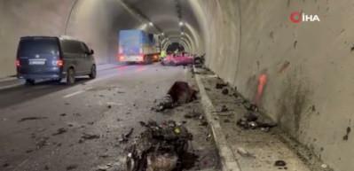 Tünelde feci kaza: Aracın motoru metrelerce ileri savruldu, hız kadranı 200’de takılı kaldı