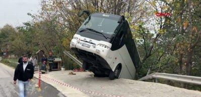 Yokuşta park edilen tur otobüs, şarampole düştü