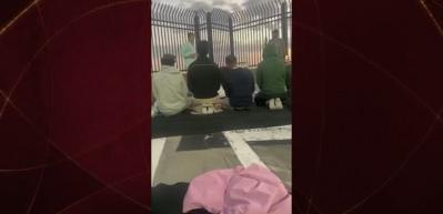 ABD'de namaz kılan Müslüman öğrenciler hedef alındı! Hakaret ve saldırı anları kaydedildi