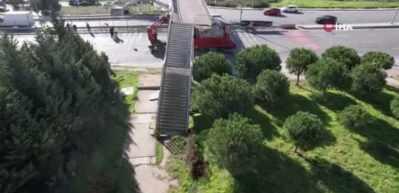 Avcılar'da iş makinesi taşıyan tır üstgeçide çarptı