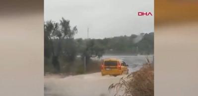 Ayvalık'ta sokaklar göle döndü! Metrekareye 120 kilogram yağış düştü