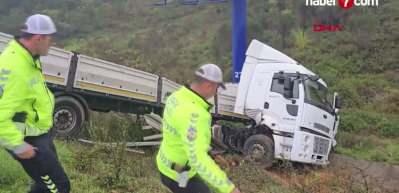 Beykoz'da şarampole savrulan tırın sürücüsü yaralandı