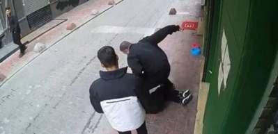 Beyoğlu’nda yere yatırıp defalarca yumruk attı: Kafasını tekmeledi