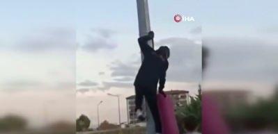 Bursa'da çocukların bayrak hassasiyeti duygulandırdı..Direğe böyle tırmandılar