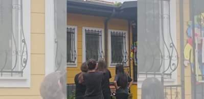 Çatıda kalan top için martıya seslendiler: O anlar sosyal medyada gündem oldu