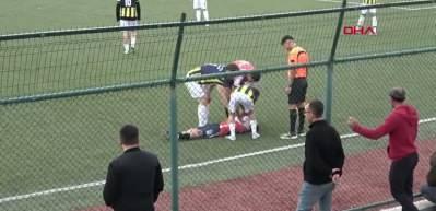 Dili boğazına kaçan futbolcuya, hakemden hayati müdahale