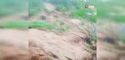  Endonezya’nın Sumatra Adası şiddetli yağışlarla mücadele ediyor!