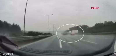 Kaygan yolda feci kaza: TIR şarampole devrildi