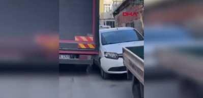 Fatih'te kamyon park halindeki araçlara çarparak sokaktan geçti