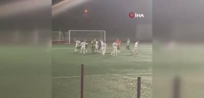 Futbolcular birbirlerini acımasızca dövdü: Kavga saniye saniye kaydedildi