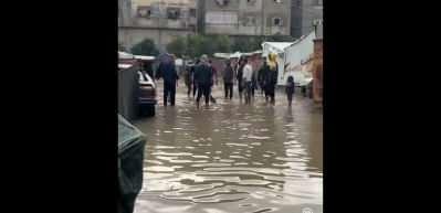 Gazze'de çadırlar su altında kaldı! 