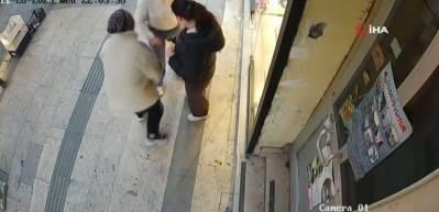 Gözü dönmüş adam eşini öldürmek üzere saldırdı! Esnaf kadını kurtardı