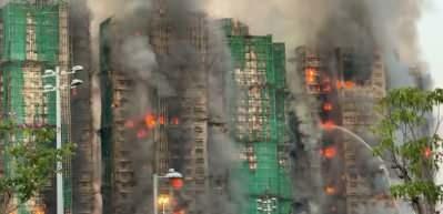 Hong Kong'daki gökdelenler alevlere teslim oldu