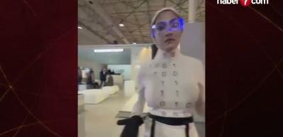 İran’ın “robot şovu” fiyasko çıktı: Sahnedekiler insan çıktı!