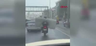 İstanbul trafiğinde tehlikeli anlar! Motosikletle taşınan yatak herkesi korkuttu