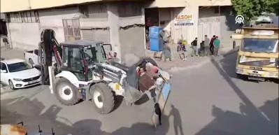 Mersin'de evden 10 kamyon çöp çıkarıldı