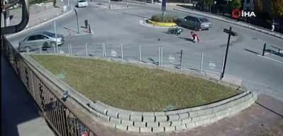 Motosikletli havada takla attı, ilk yaptığı şey fırlayan ayakkabısını giymek oldu