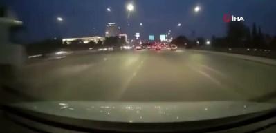 Otomobiliyle makas atarken kaza yaptı: Araç kamerasına yansıdı