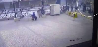 Pakistan'da bombalı saldırı dehşeti! O anlar güvenlik kamerasına yansıdı
