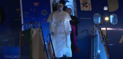 Papa 14. Leo’yu taşıyan uçak, Atatürk Havalimanı’na iniş yaptı