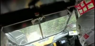 Ralli aracı, yarış alanına giren sivil kamyonetle çarpıştı; o anlar kamerada
