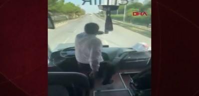 Taraftar otobüsü şoförü, direksiyonu bırakıp oynadı