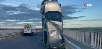 Tekirdağ'da ilginç kaza: Bariyere çarpan araç dik durdu