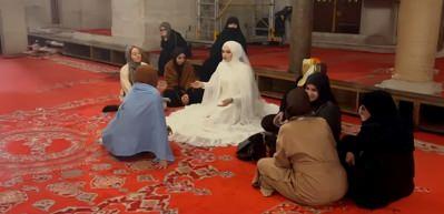 Moldovalı Elena nikah günü gelinliğiyle camiye gitti, turiste İslam'ı anlattı