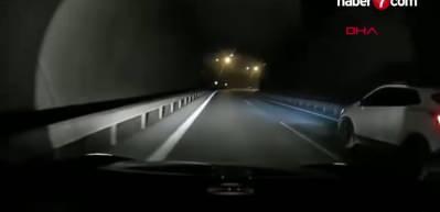 TEM’de tehlikeli anlar: Yanındaki çocukla birlikte yolun ortasında durdu