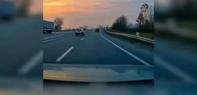 Seyir halindeki araca yorgun mermi isabet etti: Dehşet anları kamerada!