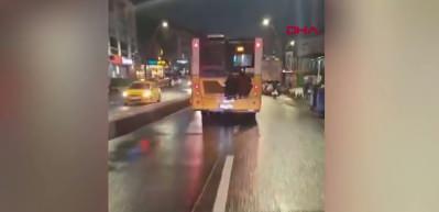 Üsküdar’da otobüsün arkasında tehlikeli yolculuk kamerada