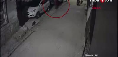 Adana'da kan donduran anlar! 8 yaşındaki kızının başını arabaya vurup yere fırlattı