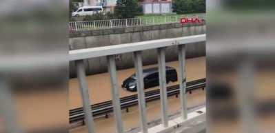 Alanya'da sağanak sonrası alt geçitte mahsur kalan 8 kişi kurtarıldı