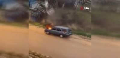 Alev alev yanan aracını kovayla su döküp söndürdü