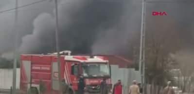 Arnavutköy'de TIR tamirhanesinde çıkan yangın söndürüldü