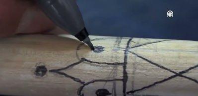 Burdurlu Hasan Balar yöresel motifleri 29 yıldır baston ve su kabağına işliyor